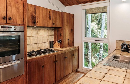 Byron Bay House | Cape Breeze - 5 BR home with headland views