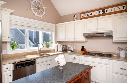 Sandwich House | Cape Cod Bay Home w/Deck + Private Beach Access