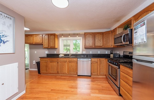 Swanton House | Cape Cod Charm w/Dock Slip & Fire Pit