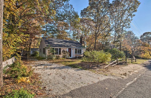 South Dennis Cottage | Cape Cod Cottage: Deck, Grill & Kayaks, Near Beach