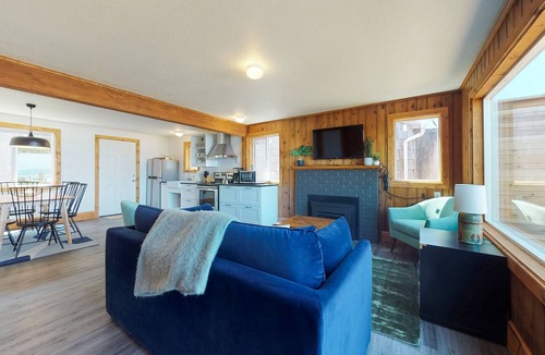 Waldport Cottage | Cape Cod Cottages #2: Oceanfront with hot tub!