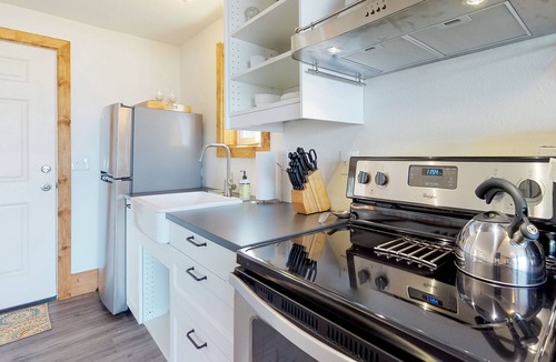 Waldport Cottage | Cape Cod Cottages #2: Oceanfront with hot tub!