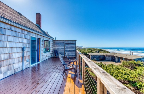 Waldport Cottage | Cape Cod Cottages #2: Oceanfront with hot tub!