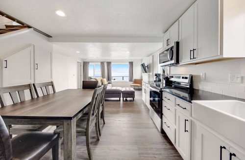 Edgewater Shores Cottage | Cape Cod Cottages 4: Oceanfront with hot tub!