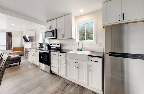 Edgewater Shores Cottage | Cape Cod Cottages 4: Oceanfront with hot tub!