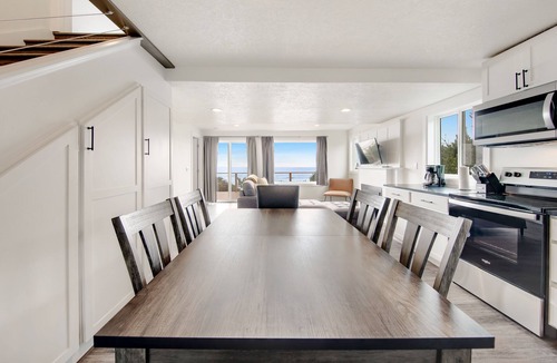 Edgewater Shores Cottage | Cape Cod Cottages 4: Oceanfront with hot tub!