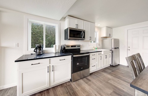 Edgewater Shores Cottage | Cape Cod Cottages 4: Oceanfront with hot tub!