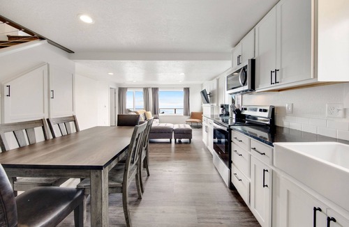 Edgewater Shores Cottage | Cape Cod Cottages #5 - Oceanfront with Hot Tub!