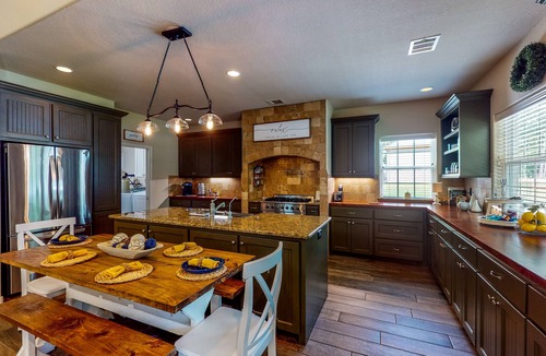 Cape Royale House | Cape Royale estate by Lake Livingston with pool, marina, & private hot tub