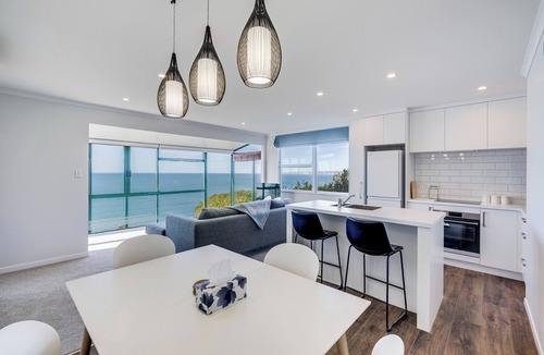 Bluff Hill House | Cape View - Napier Holiday Home