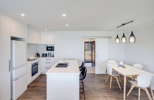 Bluff Hill House | Cape View - Napier Holiday Home