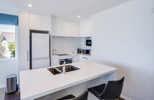 Bluff Hill House | Cape View - Napier Holiday Home