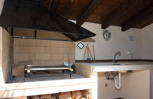Lukoran House | Capisanta Stone Cottage - One Bedroom Holiday Home with Hot Tub