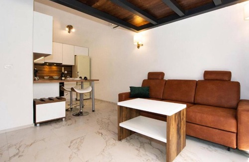 Lukoran House | Capisanta Stone Cottage - One Bedroom Holiday Home with Hot Tub