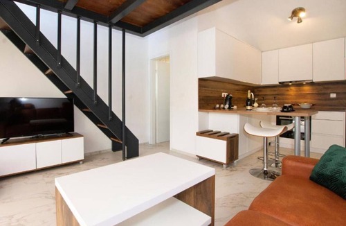 Lukoran House | Capisanta Stone Cottage - One Bedroom Holiday Home with Hot Tub