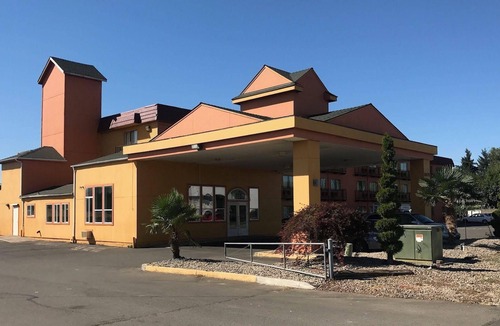 Salem Hotel | Capital Inn and Suites