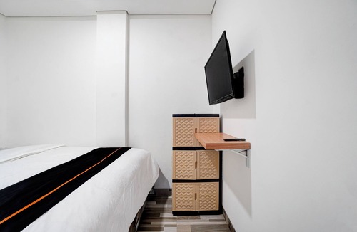 Central Jakarta Hotel | Capital O 94914 Kemayoran Guest House