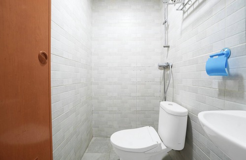 Central Jakarta Hotel | Capital O 94914 Kemayoran Guest House
