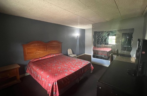 Greater Grand Crossing Hotel | Capital O Empire Motel Chicago I-94