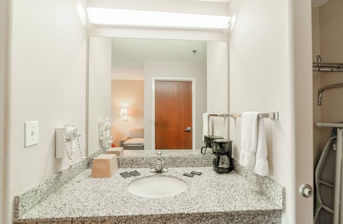 La Porte Hotel | Capital O Fairway Inn - Baytown La Porte TX