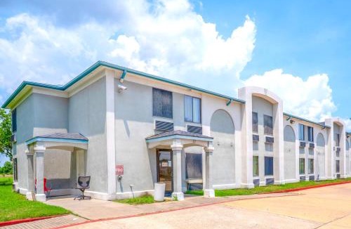 La Porte Hotel | Capital O Fairway Inn - Baytown La Porte TX