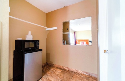 Beeville Hotel | Capital O Hotel Beeville - US 181