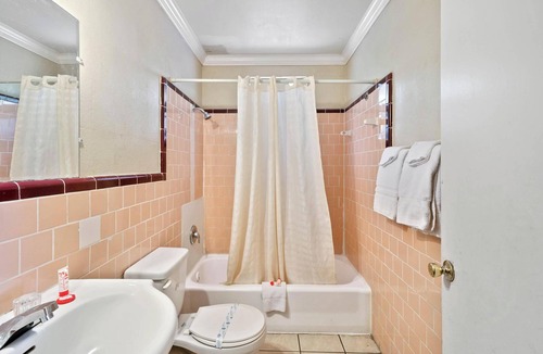 Beeville Hotel | Capital O Hotel Beeville - US 181