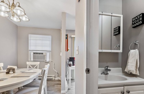 Yorkville Condo | Capitan's Quarter Themed Apartment, 75"TV, Garage/