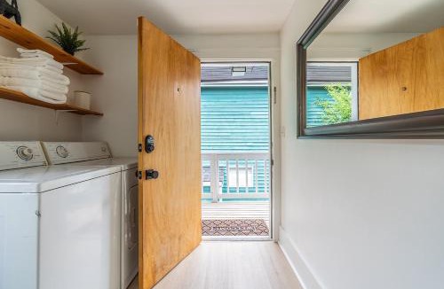Miller Park Apartment | Capitol Hill Cutie