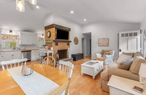 Mashpee House | Cappawack Cottage | Charming 3 BDR w/Fire Pit