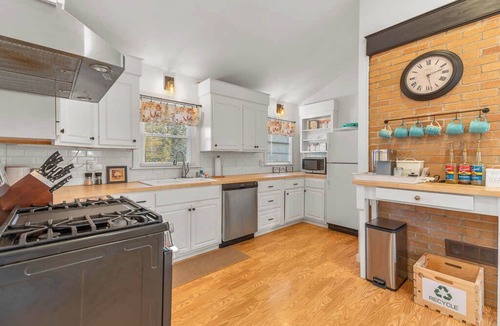 Mashpee House | Cappawack Cottage | Charming 3 BDR w/Fire Pit