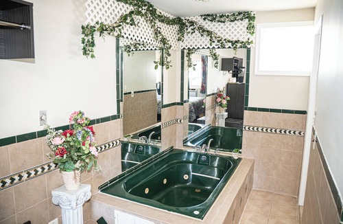 Howell Hotel | Capri inn and Suites