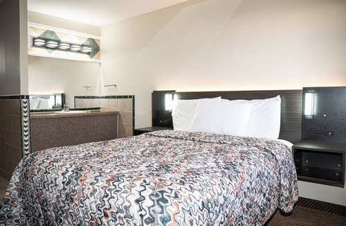 Howell Hotel | Capri inn and Suites