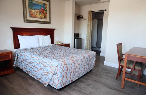 Beach Hill - Beach Flats Hotel | Capri Motel