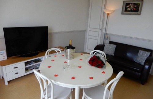 Mers-les-Bains Apartment | CAPRICES DE MER Apartment with large balcony and view 300 m from the beach Queen Size bed