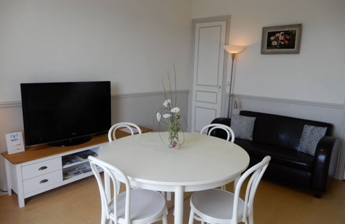 Mers-les-Bains Apartment | CAPRICES DE MER Apartment with large balcony and view 300 m from the beach Queen Size bed