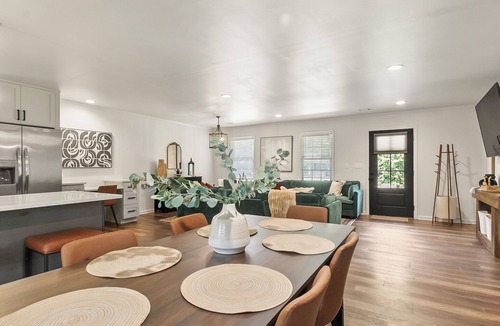 Northport House | Capstone Manor Luxe Design 3bd2ba Central yet Tranquil
