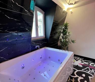 Valenciennes Apartment | Capsule Art Déco - Jacuzzi - Netflix - Home Cinéma - Arcade de jeux & Nintendo switch - 2 chambres - Filet suspendu