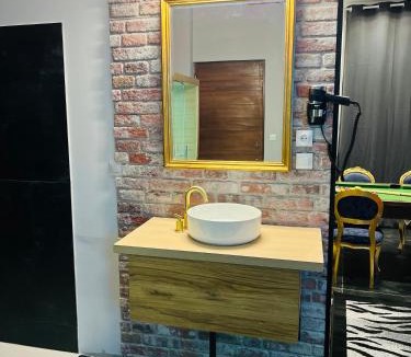Douai Apartment | Capsule Street Art - Sauna- Jacuzzi - Playstation 5 - Billard - Netflix - Home cinéma - Terrasse