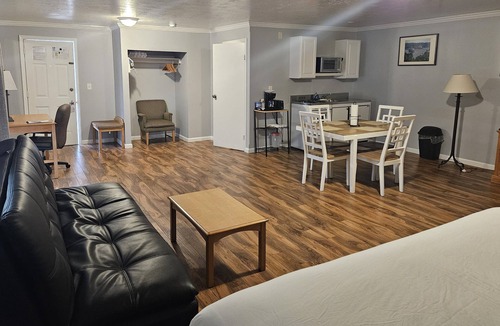 Alexandria Bay Hotel | Capt.'s Inn & Suites