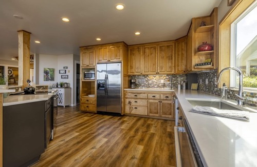 Waldport House | Captain Arnold, Sleeps 10, Beach Access, Oceanfront, BBQ, WiFi, Hot Tub