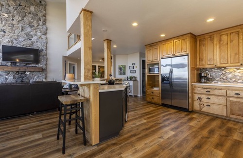 Waldport House | Captain Arnold, Sleeps 10, Beach Access, Oceanfront, BBQ, WiFi, Hot Tub