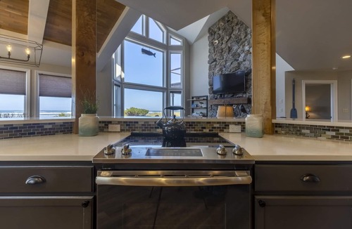 Waldport House | Captain Arnold, Sleeps 10, Beach Access, Oceanfront, BBQ, WiFi, Hot Tub