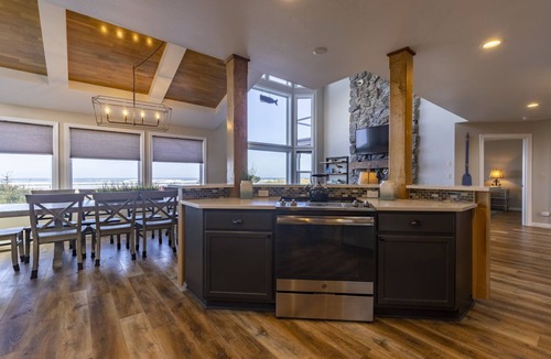 Waldport House | Captain Arnold, Sleeps 10, Beach Access, Oceanfront, BBQ, WiFi, Hot Tub