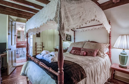 Poquetanuck Bed & Breakfast | Captain Grant's 1754