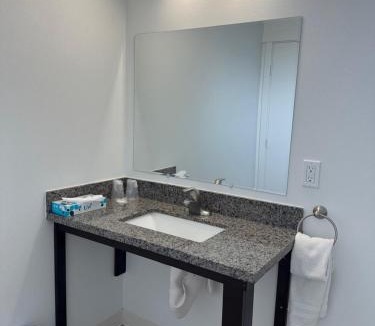 Charleston Hotel | Captain John's Motel