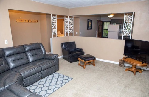 East Dubuque House | Captain Merry Bluffside Villa