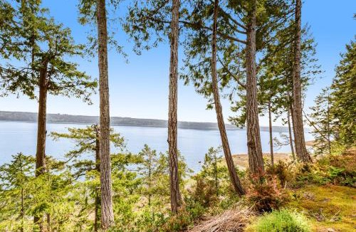 West Hills House | Captain's Cabin