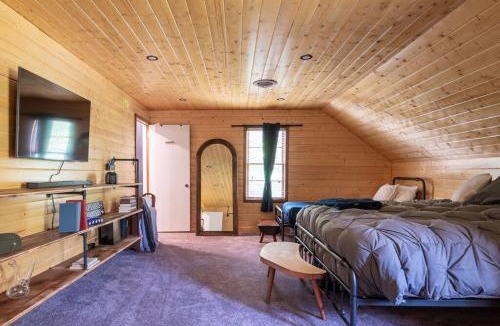 Celo House | Captain's Cabin