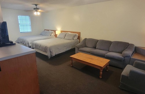 West Tawakoni Cabin | Captain's Cabins - A cozy cabin with a lakefront view!